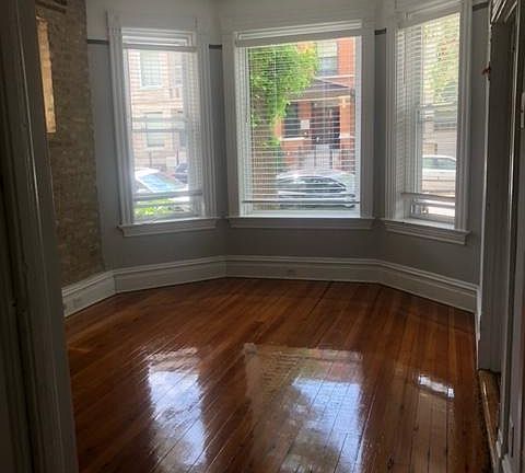 3rd image of 909 N Winchester Ave #1F