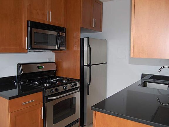 4th image of 240 E 34th St