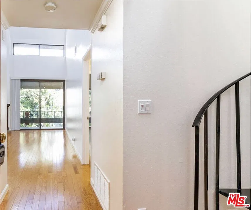 2 bed, 1.0 bath, 1000 sqft, $3,895 — Photo 2