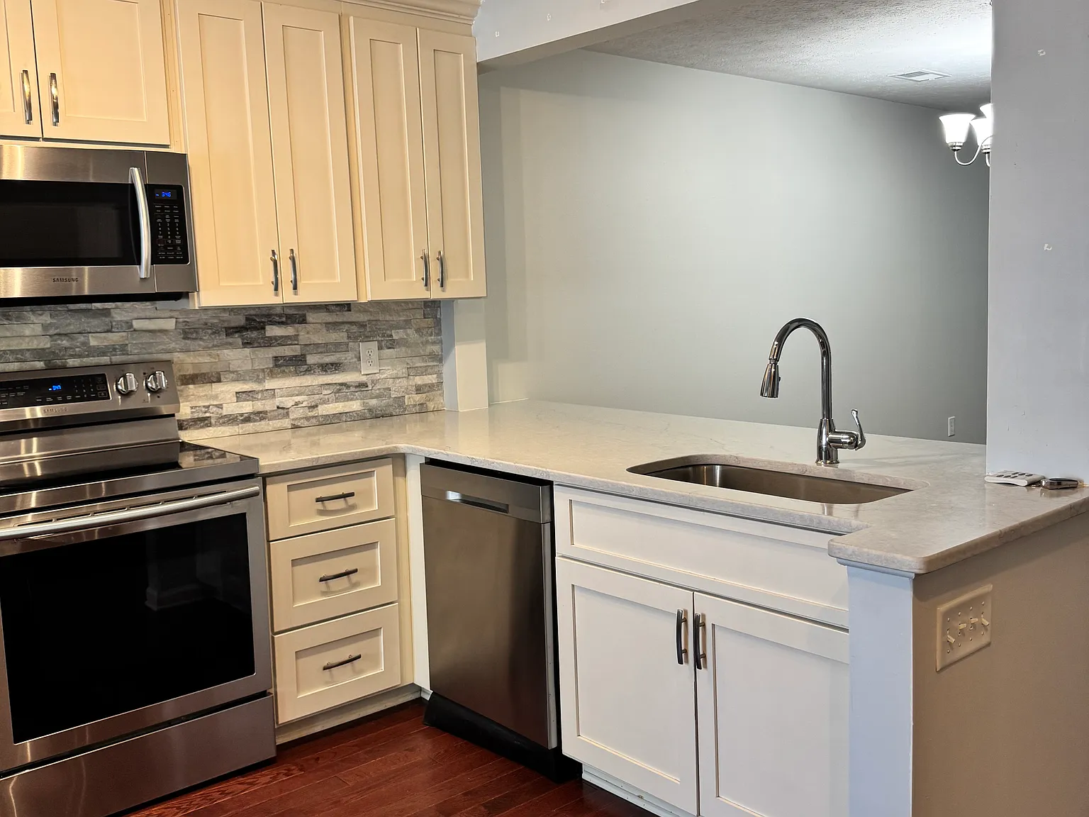 2 bed, 1128 sqft, $2,300 — Photo 3