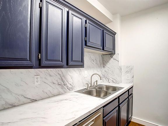 5th image of 1400 Hermann Dr Unit 12D