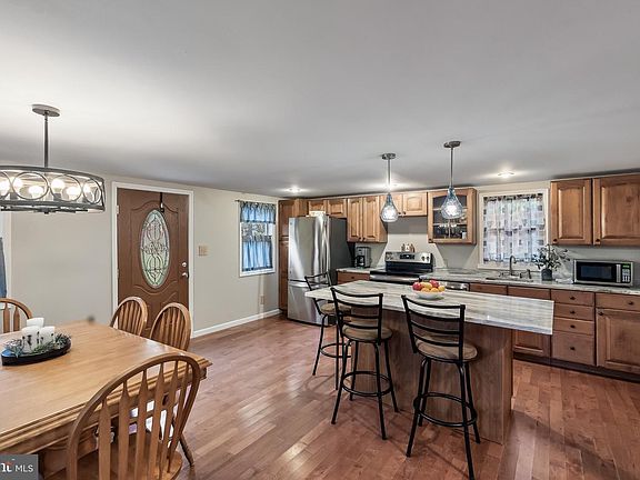 5th image of 315 Laurel Ave