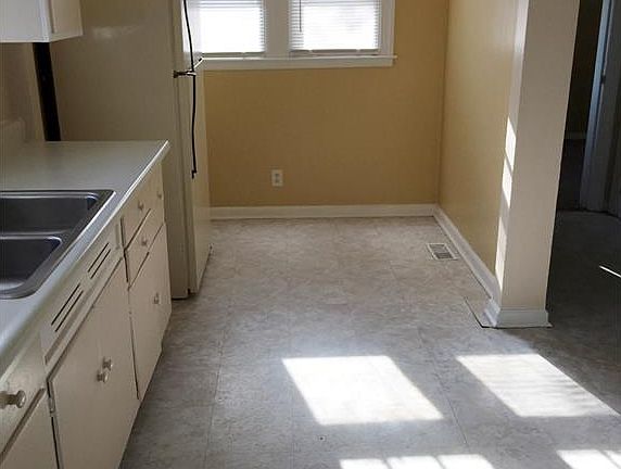 4th image of 2134 Kildare Ave