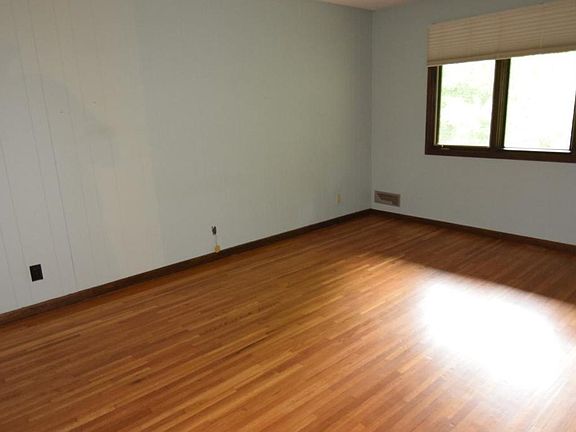 5th image of 74 Walden St