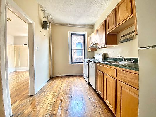 3rd image of 160 Claremont Ave APT 5A