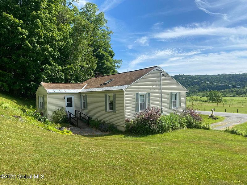 2nd image of 835 Turnpike Rd Road