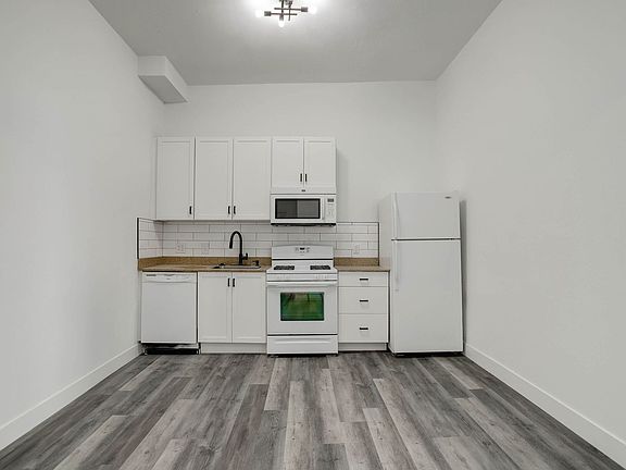 4th image of 2031 Curtis St #23