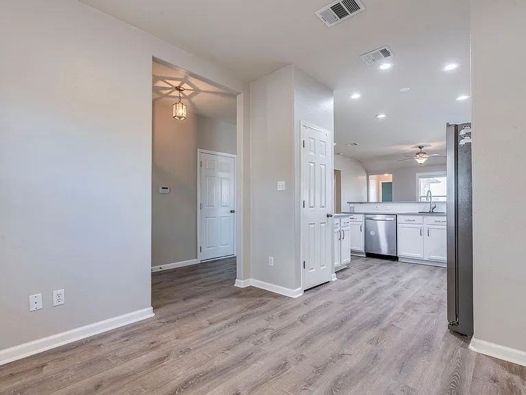 154 Flagstone Trl — Photo 8