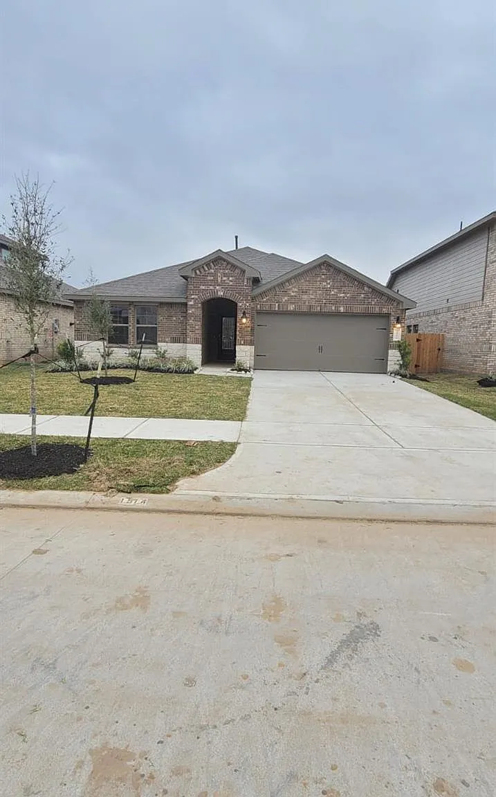 4 bed, 2.0 bath, 2082 sqft, $2,300 — Photo 2