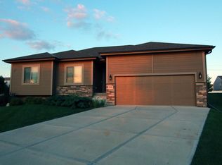 19207 Pasadena Cir, Omaha, NE 68130