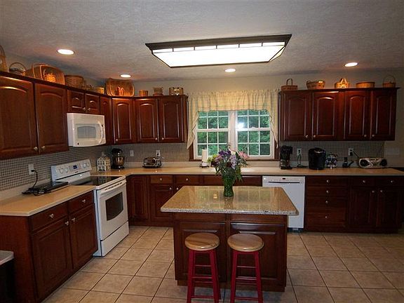 4th image of 1309 Northwoods Dr