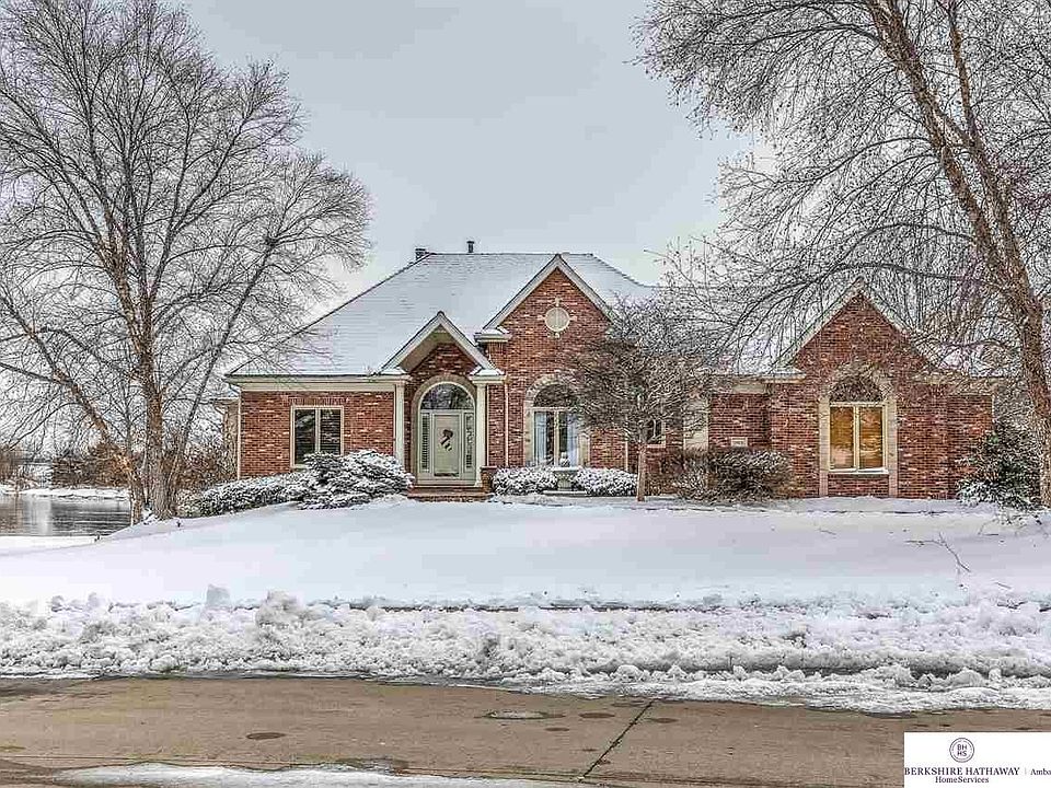 1st image of 18611 Gold Cir