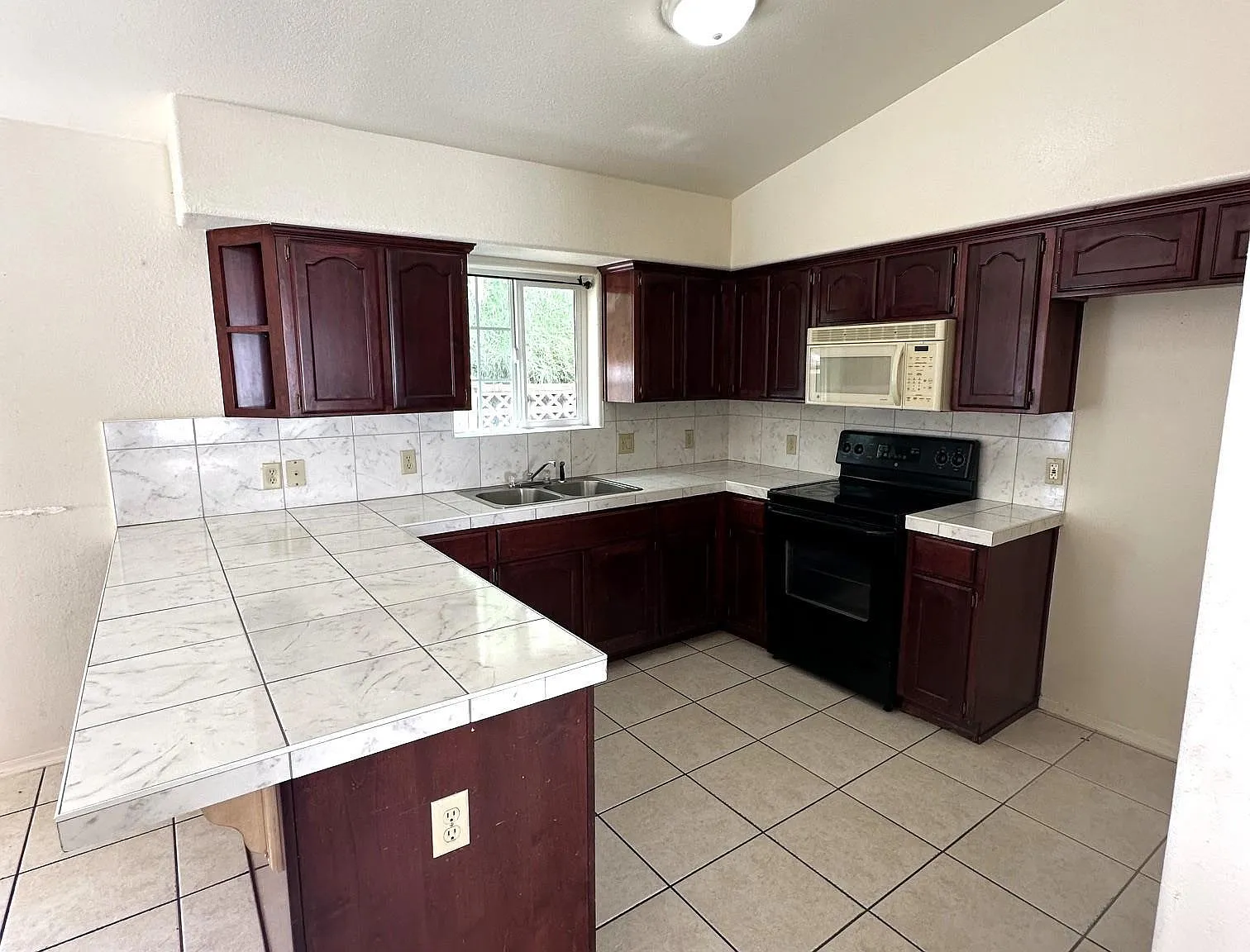 4 bed, 2.0 bath, 1668 sqft, $1,600 — Photo 3