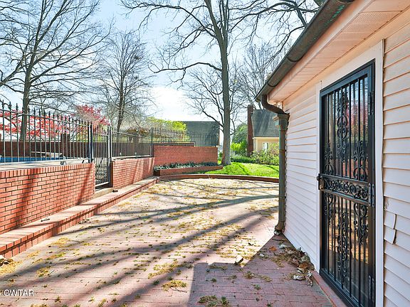 35th image of 203 N McCombs St