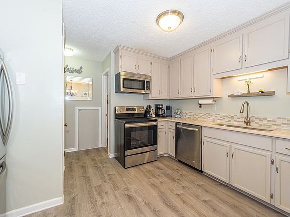 4th image of 24 Heritage Ln #1A