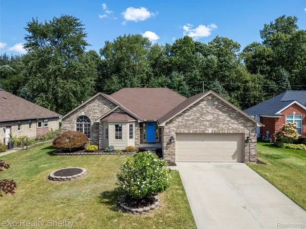 54256 Oconee Dr, Macomb, MI 48042