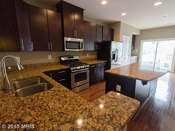 Granite counter, SS appliances
