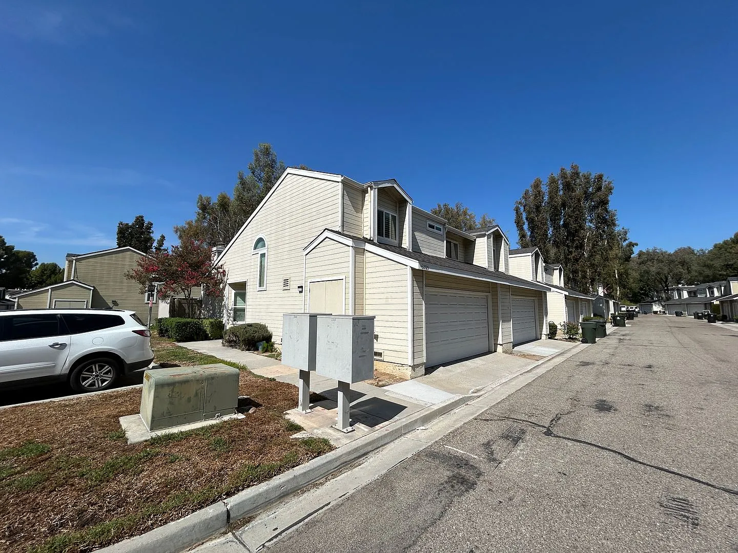Beautiful 2 Bed 2.5 Bath End Unit Townhome Style Home in Yorba Linda! — Photo 3