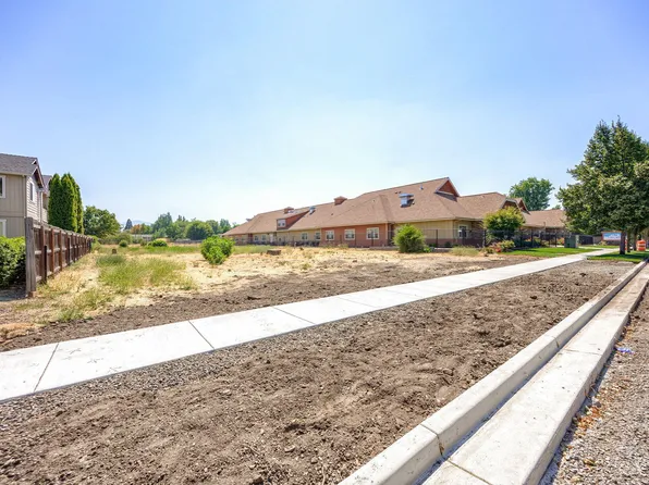 586 Midway Rd, Medford, OR 97501