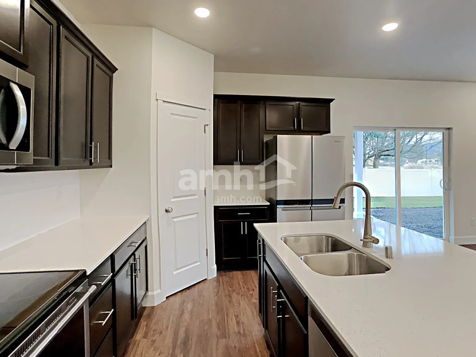 4 bed, 2.5 bath, 2045 sqft, $3,400 — Photo 3