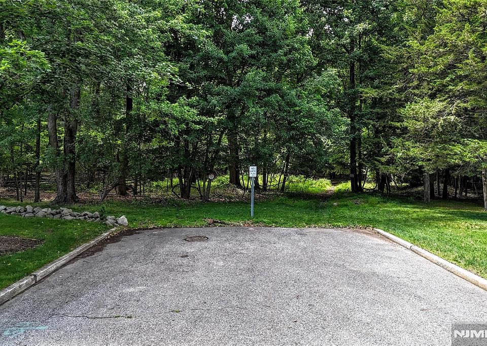 1st image of 7 Monroe Dr