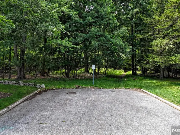 10 Monroe Dr, Mahwah, NJ 07430