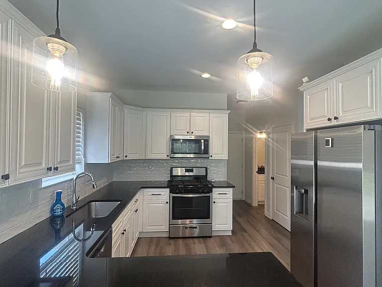 2323 E Maple Rd — Photo 6