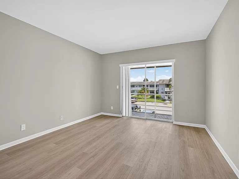 42 Easthampton B — Photo 16