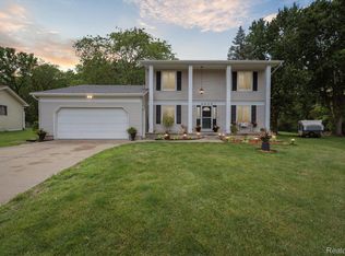 8450 Belle Bluff Dr, Grand Blanc, MI 48439
