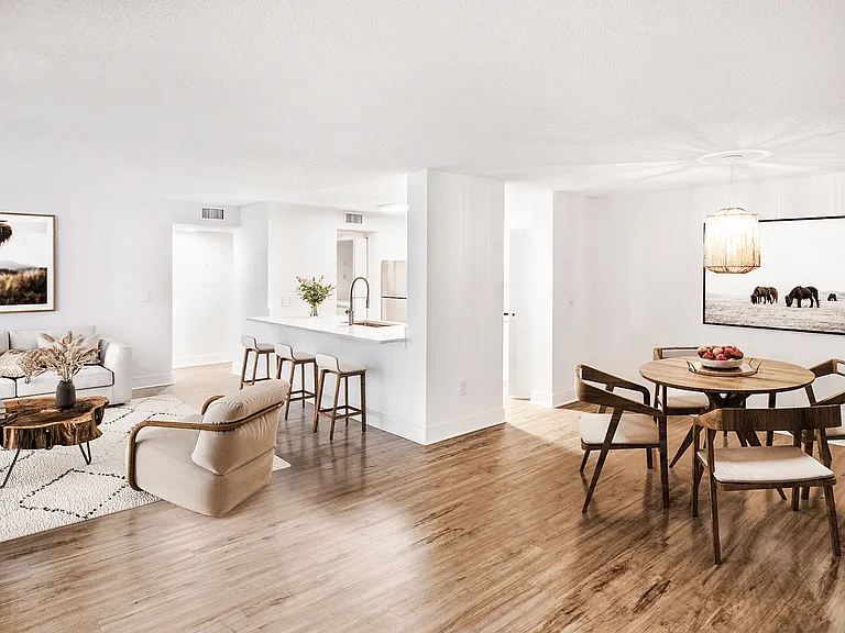 Coconut Palm Club Apartments — Photo 36
