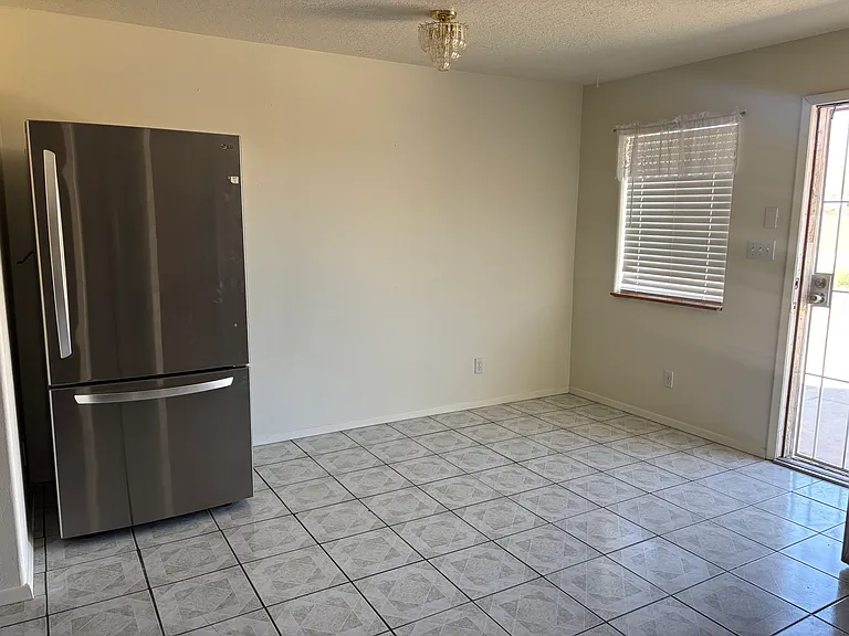 Los Arboles Ave NW — Photo 3