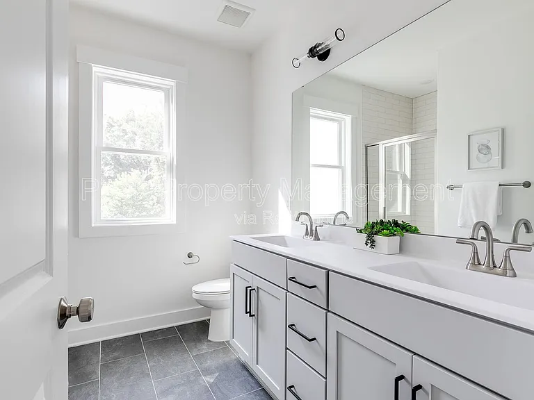 211 E 15th St — Photo 33