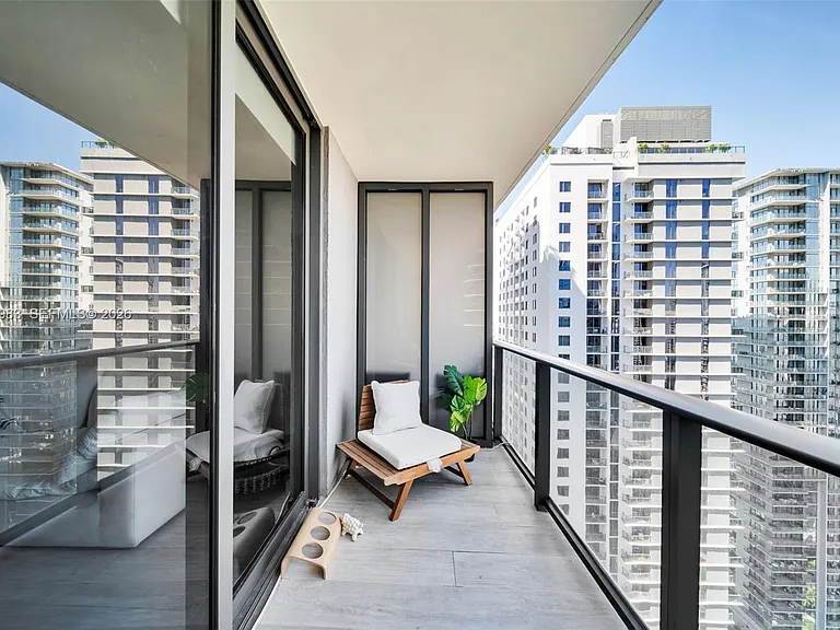 45 SW 9th St #3909 — Photo 11