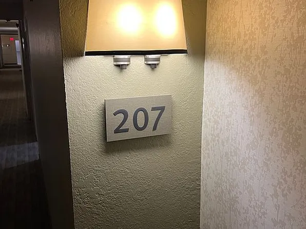 205 Barry Ave S APT 207, Wayzata, MN 55391