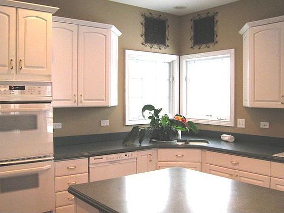 Large Kitchen w/ hardwood