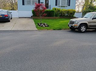 489 N Alleghany Ave, Lindenhurst, NY 11757