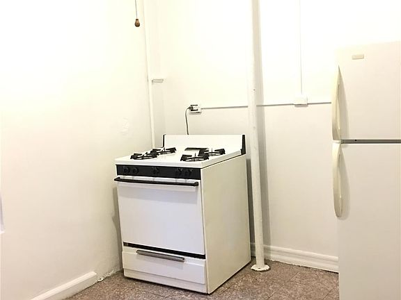 2nd image of 216 Bradhurst Ave APT 19