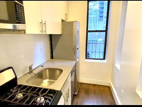 5th image of 245 E 39th St APT 2D