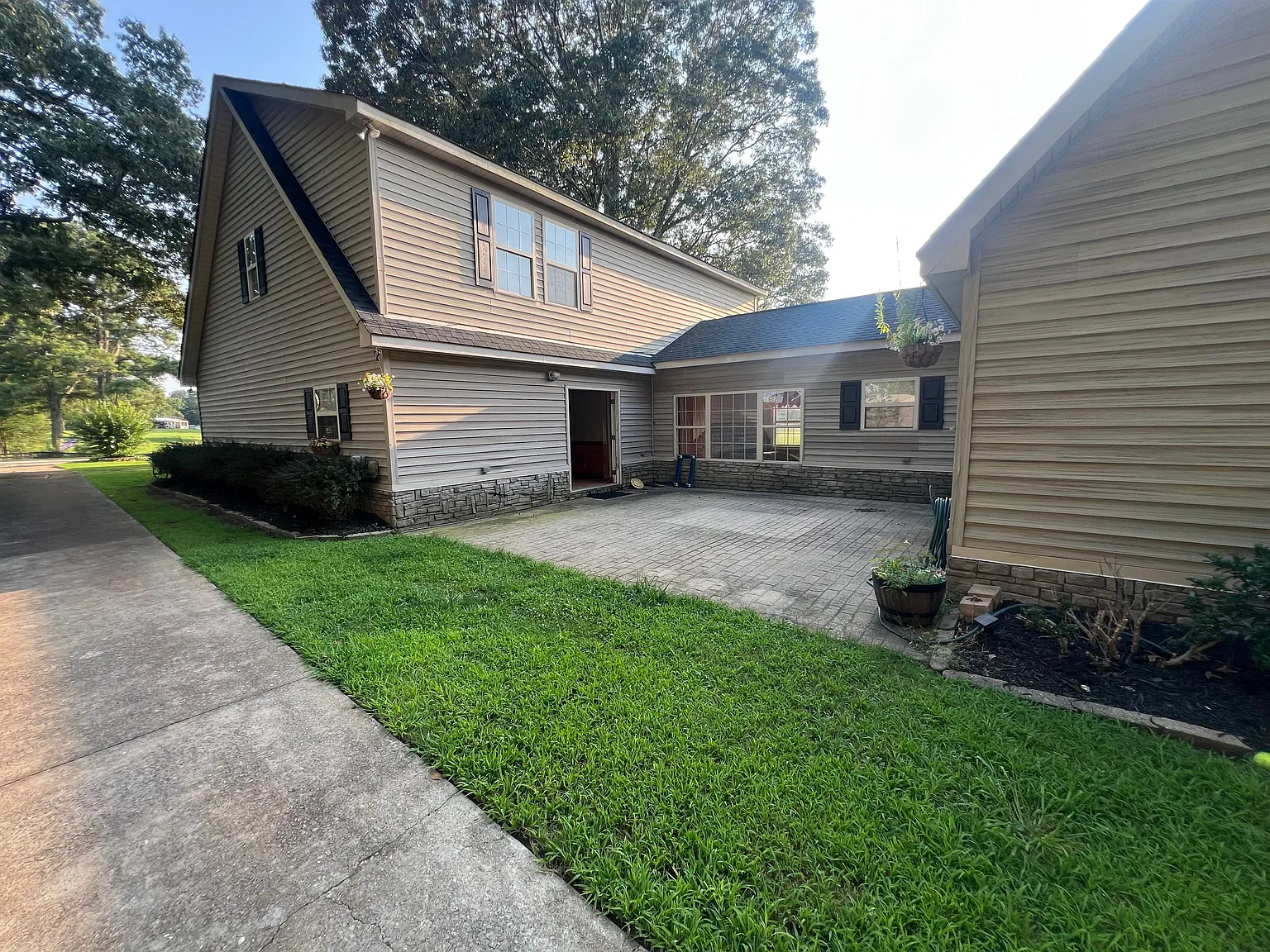 7 bed, 4.5 bath, 4500 sqft, $4,500 — Photo 3