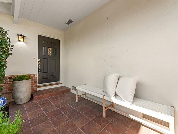 2nd image of 1841 Spring Mountain Road