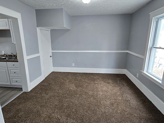 Dinning area next to kitchen