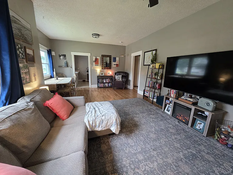 2301 Holdrege St — Photo 2