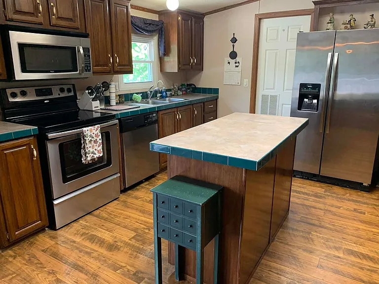 1006 Pleasure Rd — Photo 4