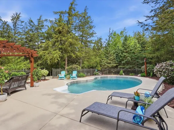 492 E Cove Rd, Hudson, WI 54016