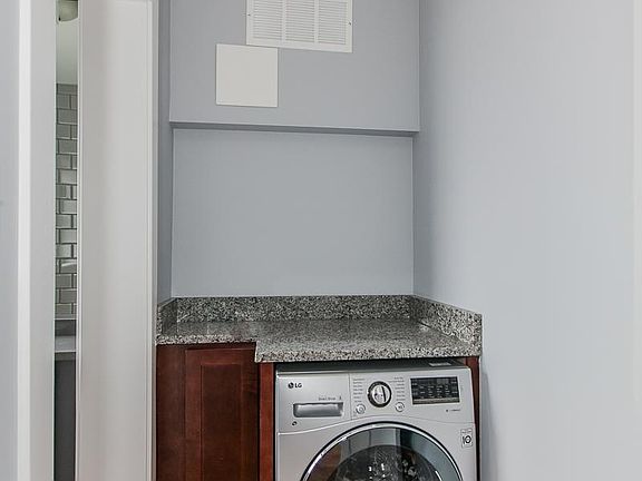 5th image of 580 W Arlington Pl