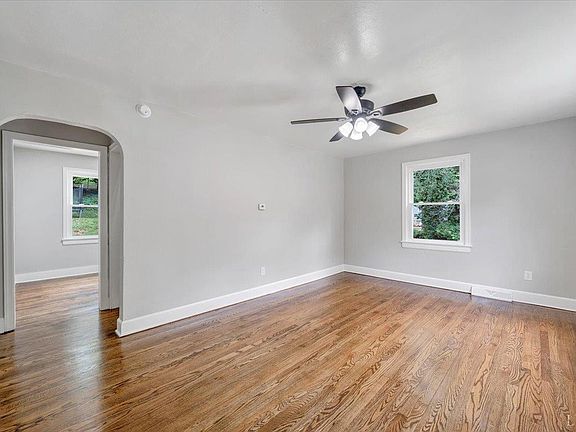 3rd image of 2615 Lansing Dr SW