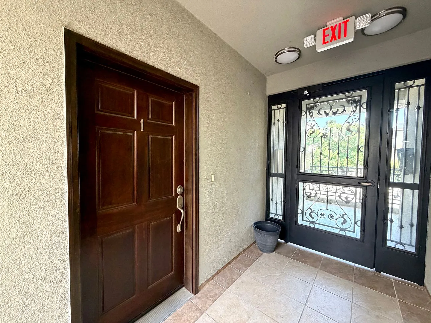 Fabulous 3Bed 2.5bath North Hollywood Condo! — Photo 2
