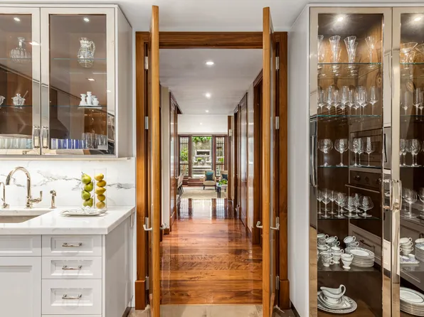 159 East 61st Street image 10 of 22