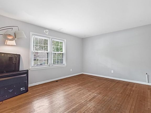 4th image of 31 Colonial Acres Dr