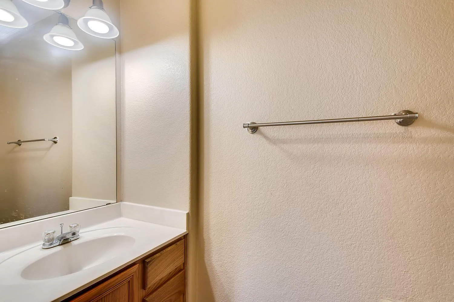 3 bed, 2.5 bath, 1856 sqft, $2,300 — Photo 4